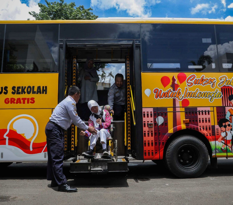FOTO: Penampakan Lima Armada Bus Khusus di Jakarta yang Mempermudah Disabilitas Berangkat ke Sekolah