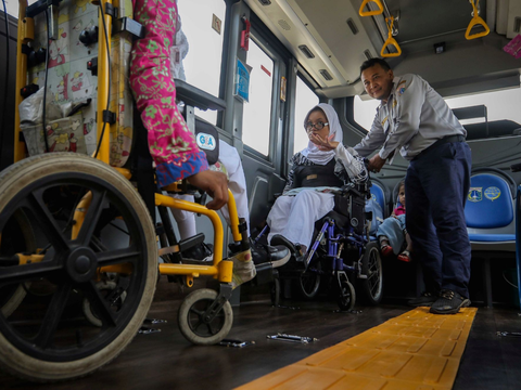 FOTO: Penampakan Lima Armada Bus Khusus di Jakarta yang Mempermudah Disabilitas Berangkat ke Sekolah