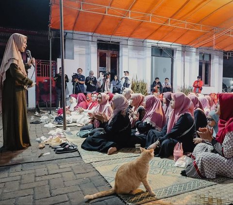 Siti Atikoh Receives Advice from Kiai While Praying with Students at Bondowoso Islamic Boarding School