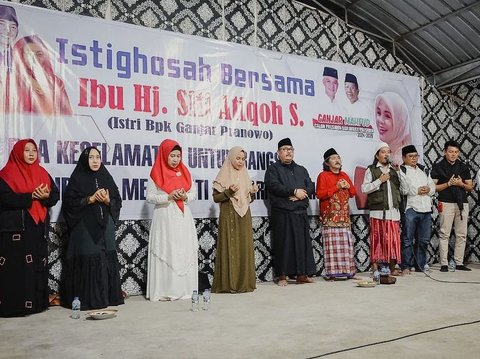 Siti Atikoh Receives Advice from Kiai While Praying with Students at Bondowoso Islamic Boarding School