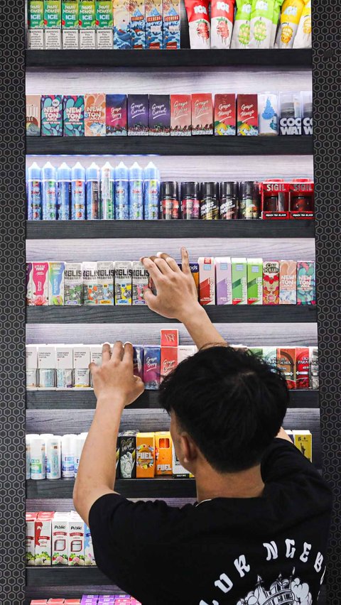 Kenaikan tarif cukai ini menyebabkan lonjakan harga rokok elektrik dan cairan utama atau liquid menjadi tak terhindarkan. Foto: Liputan6.com/Faizal Fanani