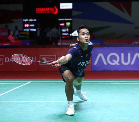 Pebulu tangkis Indonesia, Anthony Sinisuka Ginting berhasil melaju ke babak perempat final atau 8 besar Indonesia Masters 2024. Keberhasilan ini diraih setelah Anthony Ginting mengalahkan wakil Malaysia, Leong Jun Hao dalam duel yang berlangsung di Istora Gelora Bung Karno, Senayan, Jakarta, Kamis (25/1/2024). Foto: Bola.com/M. Iqbal Ichsan