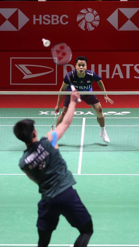 Anthony Ginting memulangkan Leong Jun Hao setelah mengandaskannya dengan skor 21-15 dan 21-17. Foto: Bola.com/M. Iqbal Ichsan