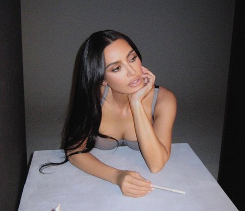 Kim Kardashian Showcases Controversial Balenciaga Bag Collection, Estimated to Reach Rp6.3 Billion