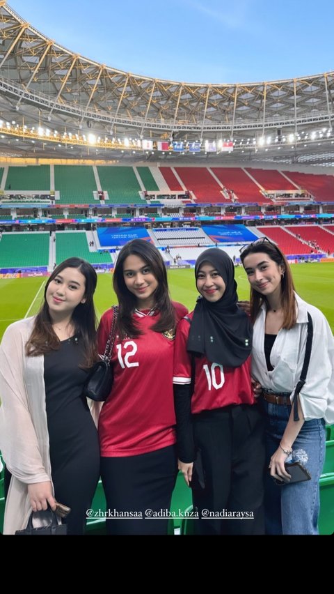 Potret Azizah Salsha Nonton Timnas Langsung ke Stadion, Beri Dukungan Buat Suami yang Bertanding di Qatar