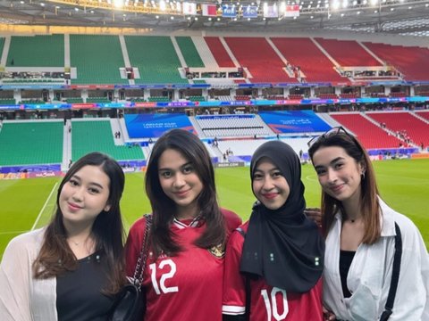 Potret Azizah Salsha Nonton Timnas Langsung ke Stadion, Beri Dukungan Buat Suami yang Bertanding di Qatar