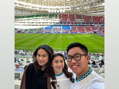 Potret Azizah Salsha Nonton Timnas Langsung ke Stadion, Beri Dukungan Buat Suami yang Bertanding di Qatar