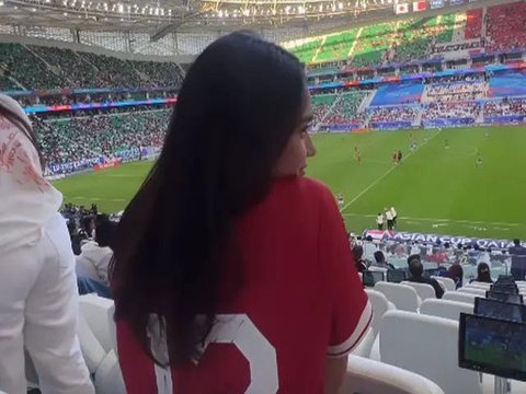 Potret Azizah Salsha Nonton Timnas Langsung ke Stadion, Beri Dukungan Buat Suami yang Bertanding di Qatar