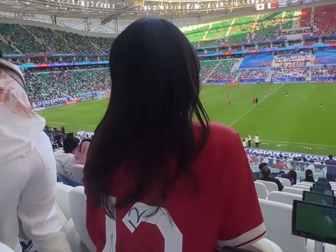 Potret Azizah Salsha Nonton Timnas Langsung ke Stadion, Beri Dukungan Buat Suami yang Bertanding di Qatar