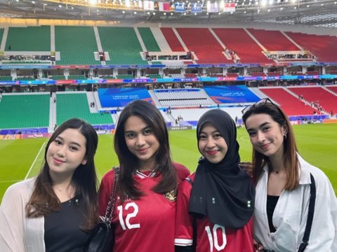 Potret Azizah Salsha Nonton Timnas Langsung ke Stadion, Beri Dukungan Buat Suami yang Bertanding di Qatar