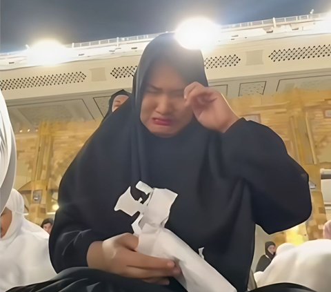 Emotional Moment of Women Entrusted with a Letter that Can Only be Opened in Mecca, When Opened, Tears Fall