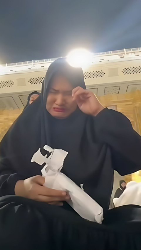 Momen Emosional Wanita Dititipi Surat yang Cuma Boleh Dibuka di Mekah, Begitu Dibuka Isinya Air Mata Menetes