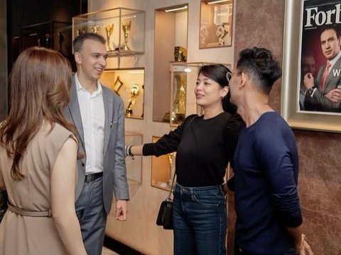 Potret Lulu Tobing dan Cut Tari Foto dengan Produser Manoj Punjabi, Main Film Bareng?