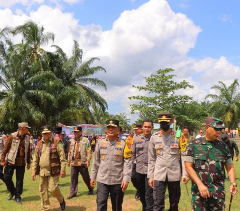 Wakapolda Riau dan Kapolres Rohil Beri Sembako Korban Banjir & Sosialisasikan Pemilu