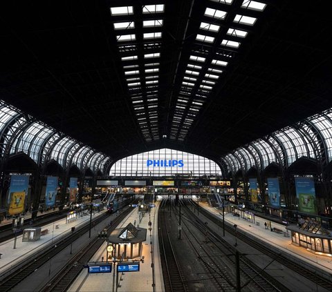 Suasana stasiun kereta utama di Hamburg, Jerman, Kamis (25/1/2024). Layanan kereta di Jerman lumpuh total ketika ribuan anggota serikat pekerja GDL Jerman melakukan mogok kerja selama enam hari. Foto: REUTERS