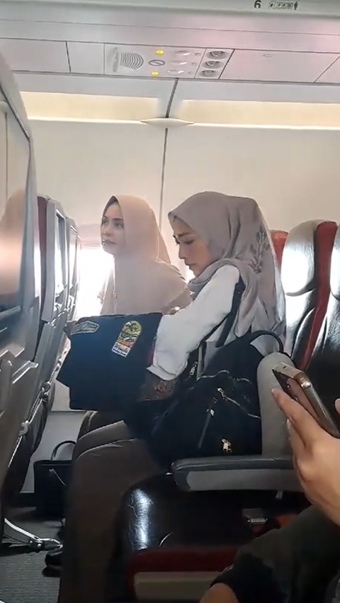 Portrait of Siti Atikoh Taking an Economy Class Flight to Banyuwangi, Said to Resemble Rossa