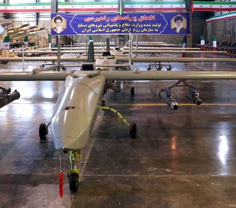 Iran memperlihatkan sederet koleksi kendaraan udara tak berawak atau drone tempur terbarunya, pada Selasa (22/1/2024). Deretan dron canggih buatan dalam negeri itu resmi menjadi amunisi perang tambahan bagi unit Angkatan Darat Iran.