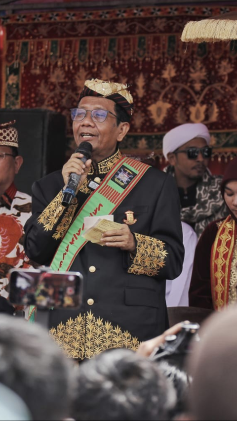 <br>Mahfud Dapat Gelar Batin Perkasa Saibani Niti Hukum dari Kepaksian Pernong Lampung