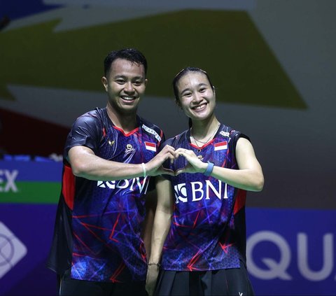 Senyum manis terpancar di wajah pasangan ganda campuran Indonesia, Rehan Naufal Kusharjanto/Lisa Ayu Kusumawati seusai bertanding dalam babak 16 besar Indonesia Masters 2024 di Istora Gelora Bung Karno, Senayan, Jakarta, Kamis (25/1/2024). Foto: Bola.com/M. Iqbal Ichsan