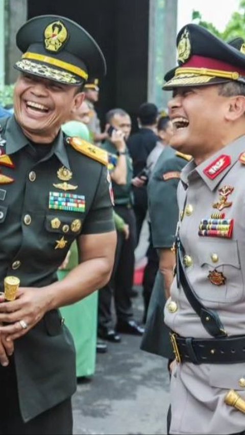 Tiga Bersaudara Berkumpul, Tawa Bahagia Jenderal TNI Polri Rapikan Gesper & Topi Adiknya Perwira Polisi