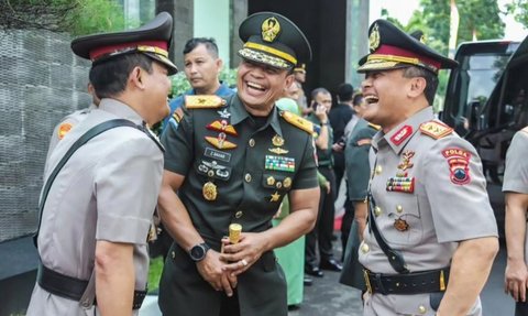 Tiga Bersaudara Berkumpul, Tawa Bahagia Jenderal TNI Polri Rapikan Gesper & Topi Adiknya Perwira Polisi