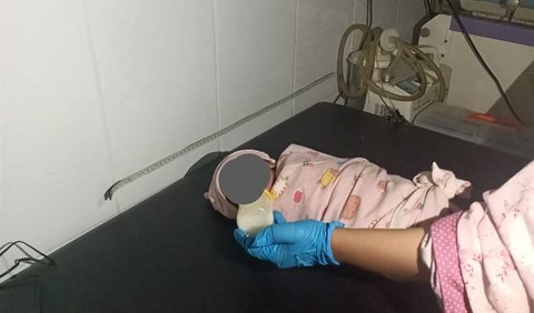 Bayi perempuan terbungkus plastik kresek ditemukan di perkebunan Perumahan Ciomas Hill, Desa Sukamakmur, Kecamatan Ciomas, Kabupaten Bogor.<br>