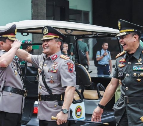 Tiga Bersaudara Berkumpul, Tawa Bahagia Jenderal TNI Polri Rapikan Gesper & Topi Adiknya Perwira Polisi