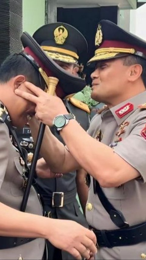 Tak hanya itu, Zainul dan Luthfi juga terlihat merapikan topi sang adik.<br>