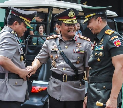 Sama-sama menjadi abdi negara membuat tiga bersaudara ini selalu kompak dan bersinergi. Kekompakan itu terlihat dari berbagai unggahan di media sosial Brigjen Zainul Bahar.<br>