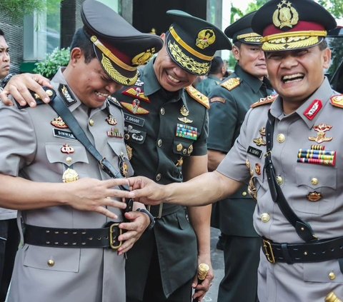 Tiga Bersaudara Berkumpul, Tawa Bahagia Jenderal TNI Polri Rapikan Gesper & Topi Adiknya Perwira Polisi