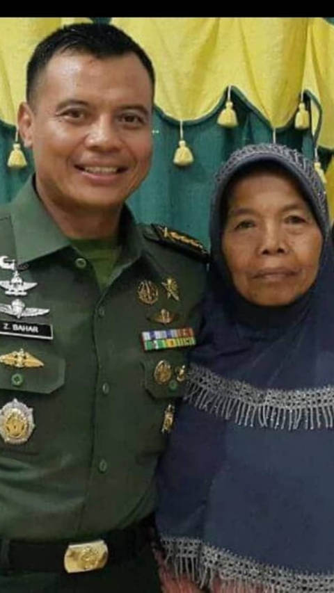 Momen Bintang 1 TNI Adik Jenderal Non Akpol Suapi Ibunya Makan 'Surga Kami di Telapak Kaki Ibu'