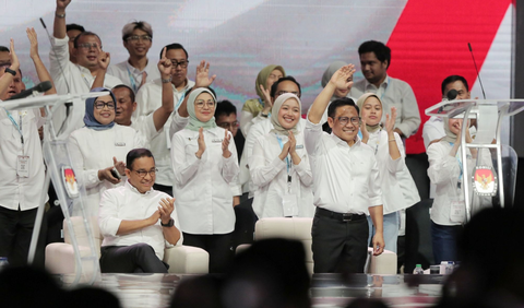 Setelah itu, Anies melaksanakan salat zuhur di Masjid Al-Hakim, Padang, pada pukul 12.15 WIB. 