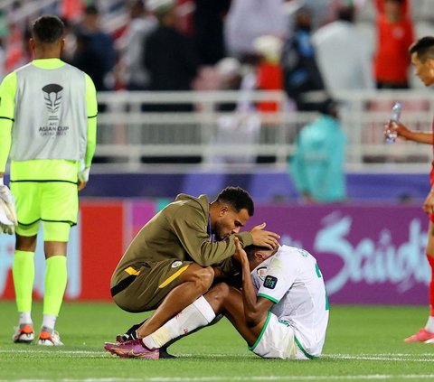 Pemain Timnas Oman tak kuasa menahan tangis setelah langkahnya di Piala Asia 2023 harus terhenti. Mereka gagal mengunci kemenangan ketika melawan Kirgistan dalam pertandingan terakhir Grup F di Abdullah bin Khalifa Stadium, Doha, Qatar, Kamis (25/1/2024). Foto: REUTERS/Ibraheem Al Omari