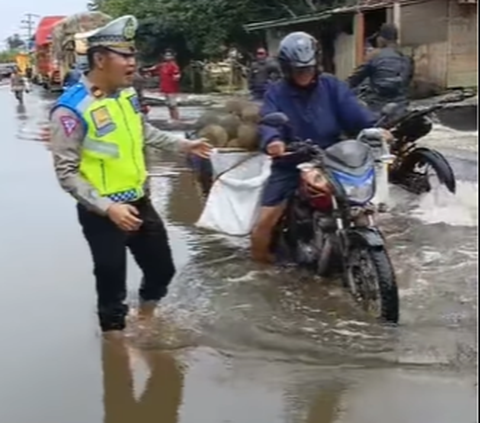 Melansir dari Instagram @terangmedia, Jumat (26/1) viral sebuah video seorang pemotor dan perwira polisi saat sama-sama berada di tengah banjir.