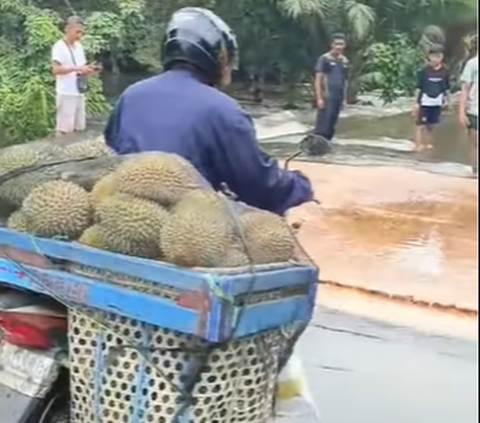 Ketakutan Diminta, Pemotor Bawa Durian Terjang Banjir saat Ditanya Polisi Jawabannya Bikin Ngakak