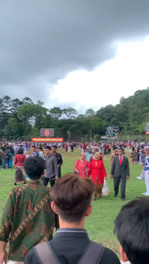 Terlihat dalam video, mereka berjalan bersama-sama ke tengah lapangan mencari temannya. <br>