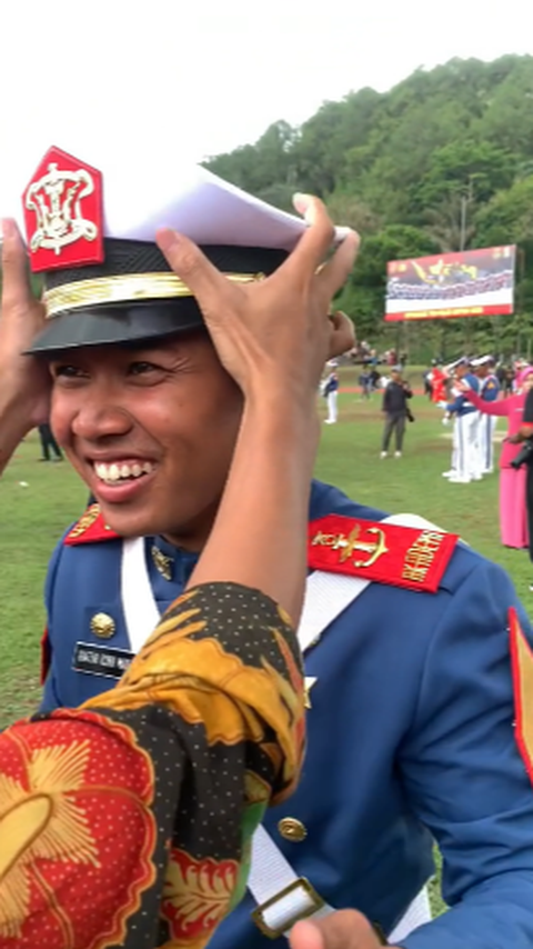 Salah satu temannya pun sempat membenarkan topi sang perwira muda. <br>