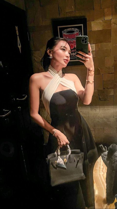 Wika Salim often shares beautiful portraits of herself, one of them being a mirror selfie.