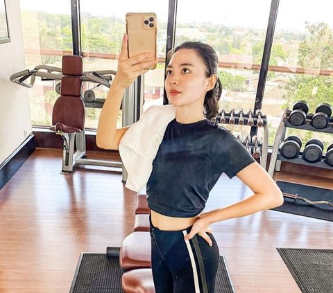 10 Portraits of Wika Salim's Mirror Selfie that Always Makes a Stir