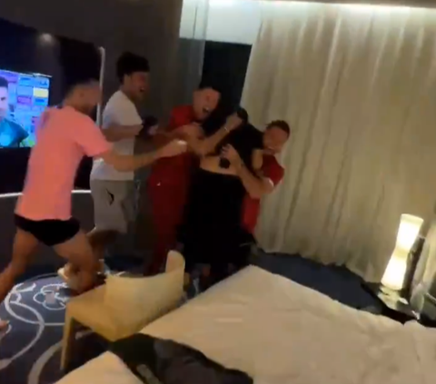 Moment National Team Players Storm Shin Tae Yong's Room after Advancing to the Round of 16 of the 2023 Asian Cup