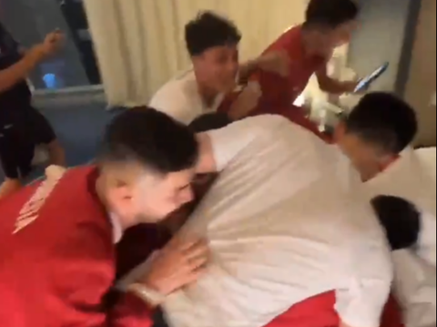 Moment National Team Players Storm Shin Tae Yong's Room after Advancing to the Round of 16 of the 2023 Asian Cup