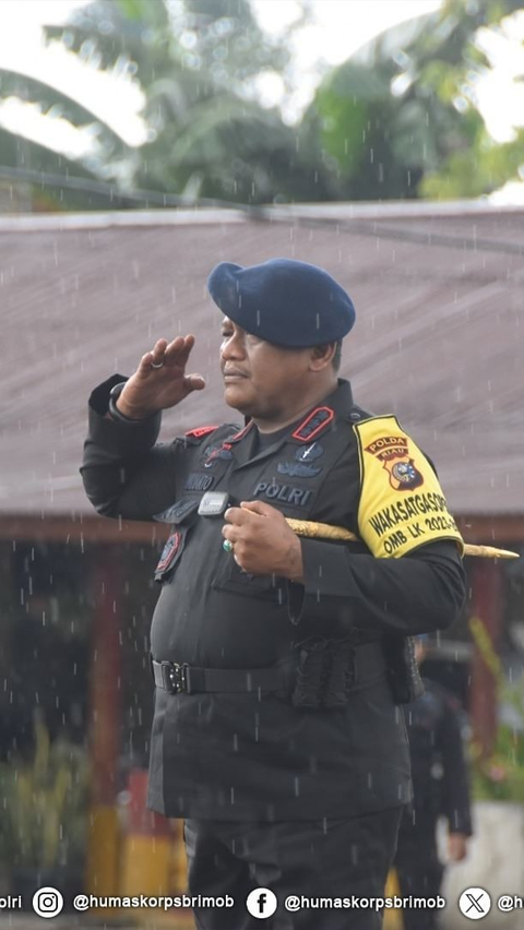 Di Tengah Guyuran Hujan Deras dan Basah Kuyup, Momen Komandan Brimob Beri Pesan Penting Kepada Tamtama dan Bintara<br>
