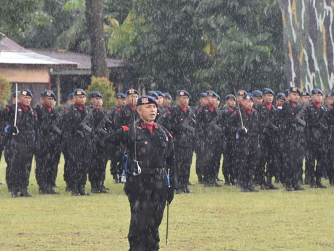 Di Tengah Guyuran Hujan Deras dan Basah Kuyup, Momen Komandan Brimob Beri Pesan Penting Kepada Tamtama dan Bintara