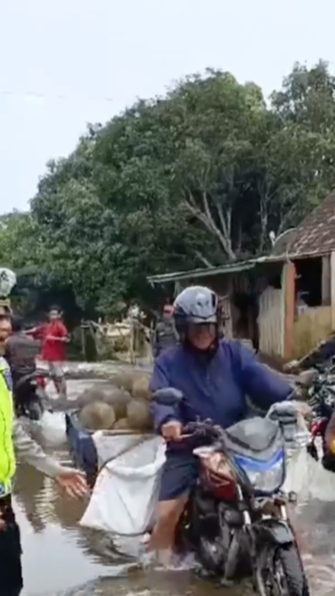 Viral Momen Polisi Bantu Pengendara Motor yang Bawa Durian, Interaksi Keduanya Bikin Ngakak