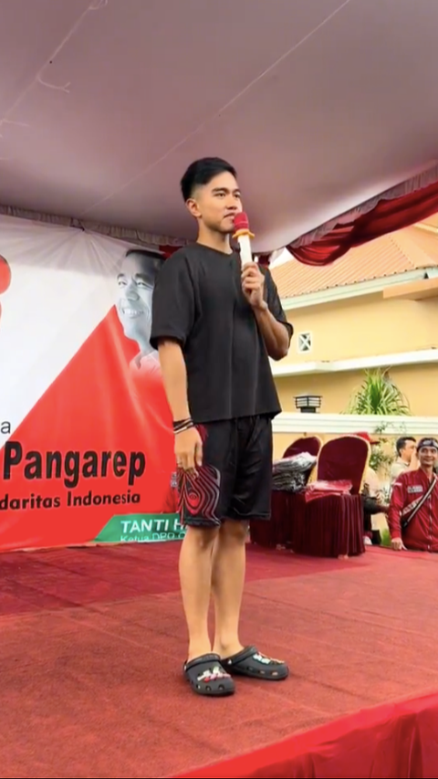 Kaesang Naik Panggung Pakai Celana Pendek, Sindir Banjir saat Pidato ‘Ternyata Kolam Renangnya Sudah di Depan’<br>