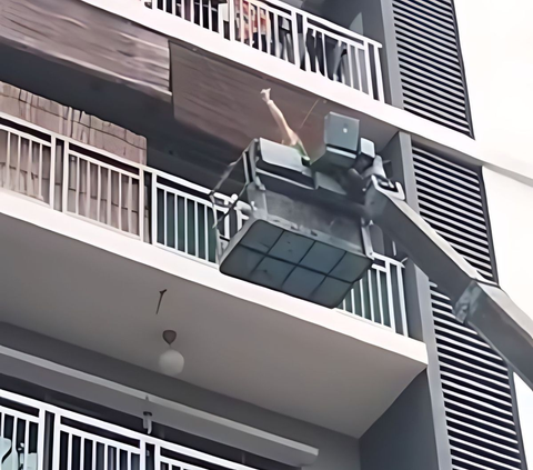 Unwilling to Accept Expensive Non-Functioning Electronic Door, This Woman Rents a Crane to Enter the Apartment Balcony