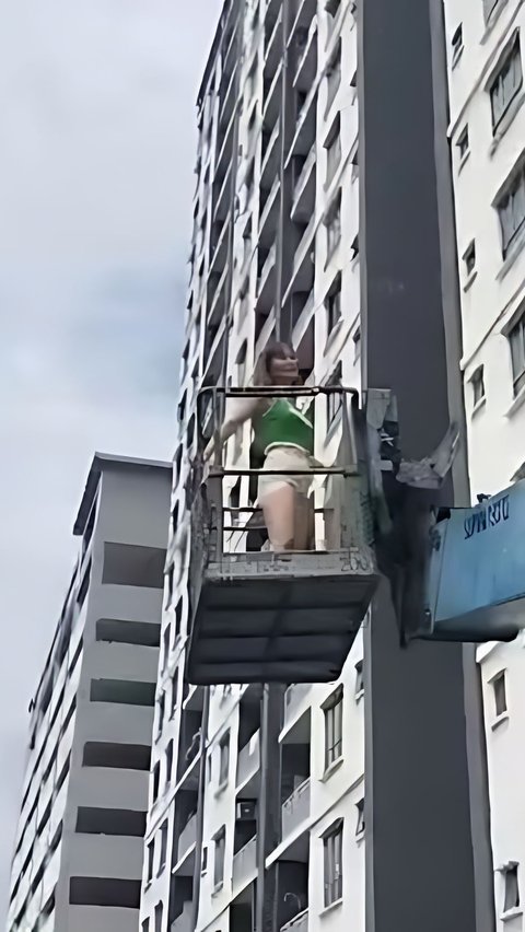 Tak Rela Pintu Elektronik yang Rusak Didobrak, Wanita Ini Menyewa Crane untuk Membawanya ke Balkon Apartemen