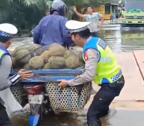Viral Momen Polisi Bantu Pengendara Motor yang Bawa Durian, Interaksi Keduanya Bikin Ngakak