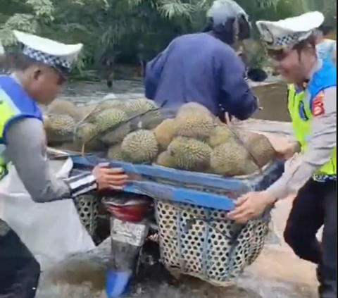 Viral Momen Polisi Bantu Pengendara Motor yang Bawa Durian, Interaksi Keduanya Bikin Ngakak