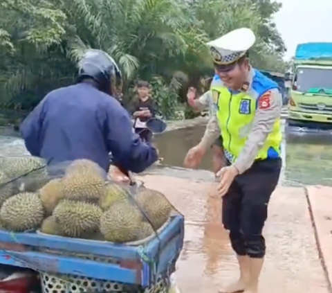 Viral Momen Polisi Bantu Pengendara Motor yang Bawa Durian, Interaksi Keduanya Bikin Ngakak